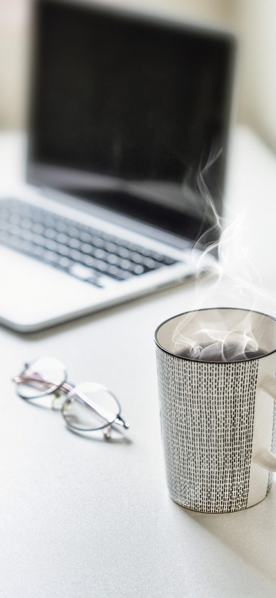 番茄短剧 App 竖屏播放页截图，男主在办公室递出文件，画面下方是进度条、倍速与选集按钮，整体暗红色调